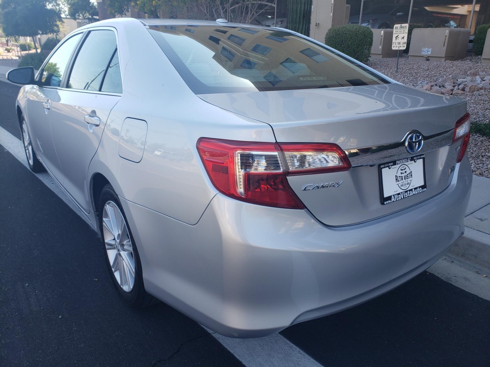 2014 /gray and black Toyota Camry Hybrid lx (4T1BD1FK3EU) with an 3.5L V6 DOHC 24V engine, 5-Speed Automatic transmission, located at 323 E Dunlap Ave., Phoenix, AZ, 85020, (602) 331-9000, 33.567677, -112.069000 - 2014 Toyota Camry Lx,......... A Must See!! No accidents. cold AC. the car is gorgeous inside and out. power windows, power door locks, Touch screen Stereo/CD player, phone sync, Bluetooth, backup camera, satellite compatible, navigation, Clean gray and balck interior with beautiful gray leather sea - Photo #5